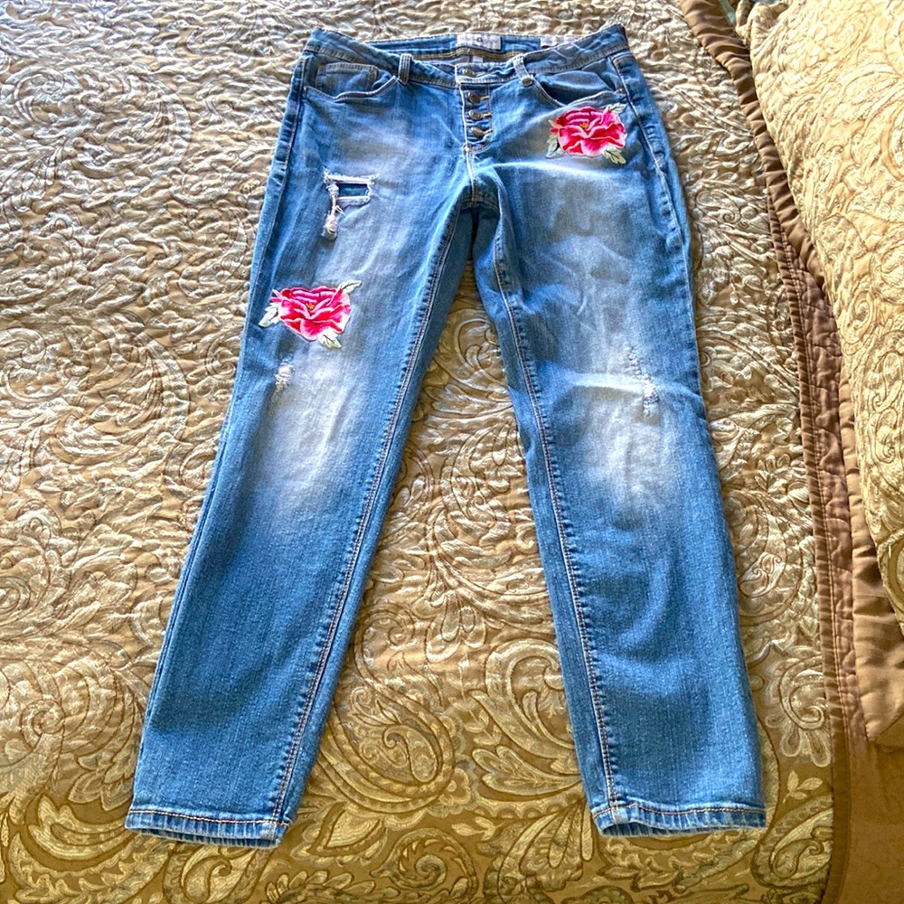 Black Daisy Jaime relaxed skinny cropped jeans Sz 9 floral appliqué destroyed